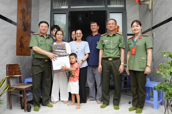 TP Hồ Chí Minh: Tri ân liệt sĩ, thăm hỏi lực lượng tham gia bảo vệ an ninh, trật tự ở cơ sở