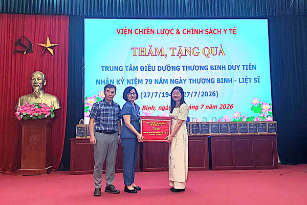 Viện Chiến lược và Chính sách Y tế cùng đội ngũ y tế thăm hỏi, tặng quà cho thương binh, bệnh binh tại Ninh Bình