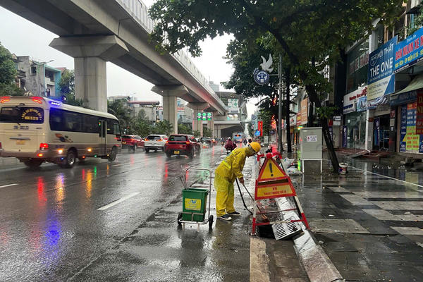 Mưa lớn từ sáng sớm, nhiều tuyến phố Hà Nội ngập cục bộ