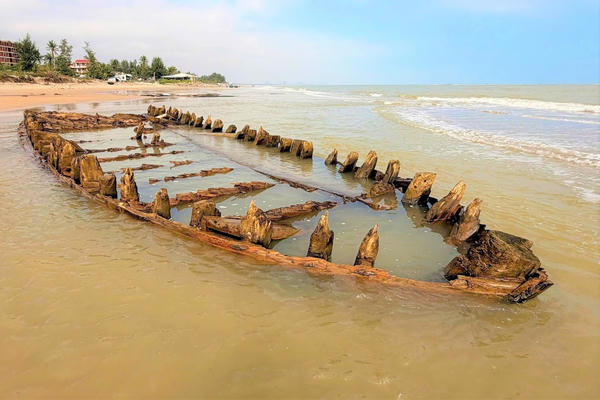 Chuẩn bị khai quật khẩn cấp tàu cổ phát lộ ở biển Hội An 