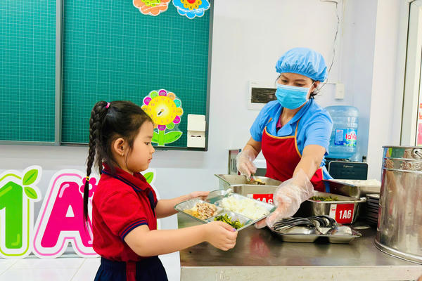 Mở rộng chính sách hỗ trợ bữa ăn bán trú đi kèm giám sát an toàn thực phẩm