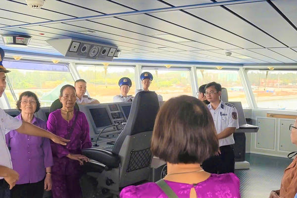 Đà Nẵng: Bộ Tư lệnh Vùng Cảnh sát biển 2 tri ân người có công Đà Nẵng: Bộ Tư lệnh Vùng Cảnh sát biển 2 tri ân người có công