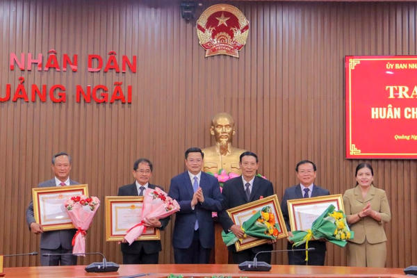 Quảng Ngãi: Trao Huân chương Lao động cho 4 nguyên lãnh đạo tỉnh Quảng Ngãi: Trao Huân chương Lao động cho 4 nguyên lãnh đạo tỉnh