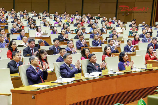 Ban hành Chỉ thị của Bộ Chính trị về tăng cường sự lãnh đạo của Đảng và phát huy vai trò của các hội quần chúng