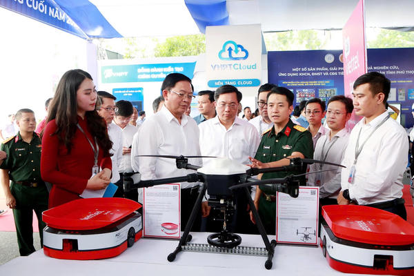 Phó Thủ tướng Hồ Quốc Dũng: Chuyển đổi số phải tạo thuận lợi thực chất cho người dân và doanh nghiệp Phó Thủ tướng Hồ Quốc Dũng: Chuyển đổi số phải tạo thuận lợi thực chất cho người dân và doanh nghiệp