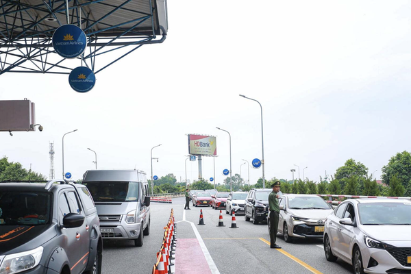Điều chỉnh điểm đón xe dịch vụ tại nhà ga T1 sân bay Nội Bài sau phản ánh của hành khách