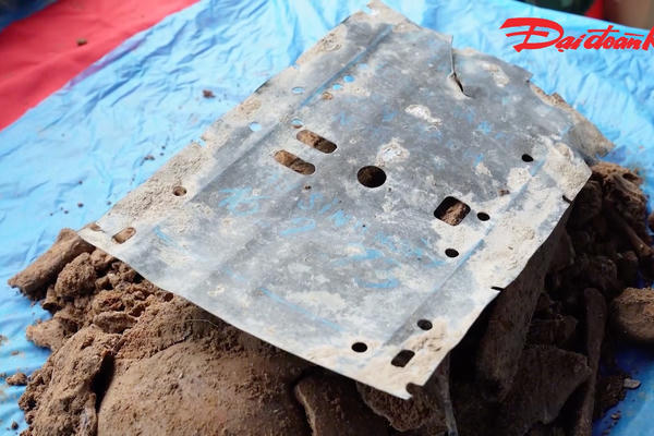 Manh mối xác định danh tính từ tấm thẻ kim loại trong phần mộ liệt sĩ