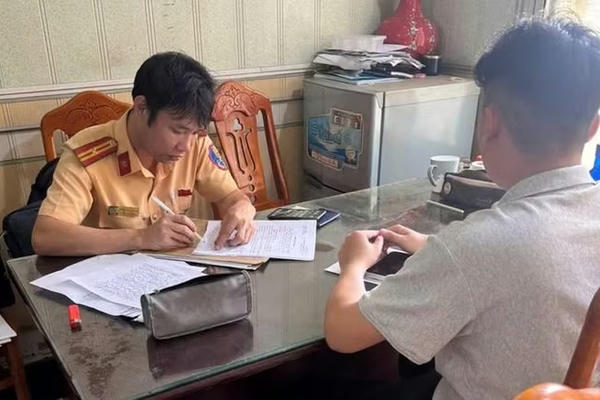 Hải Phòng: Xử phạt tài xế lái Camry tông xe máy rồi bỏ chạy