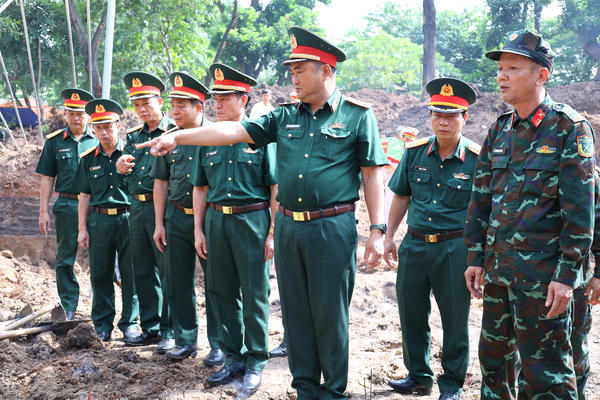 Đoàn đại biểu Quân khu 7 đến thăm, động viên lực lượng tìm kiếm hài cốt liệt sĩ tại Công viên Lê Thị Riêng