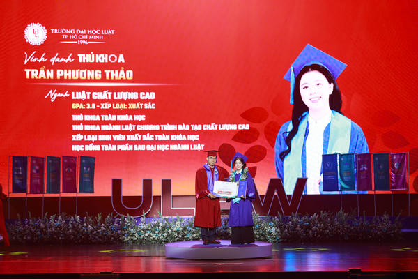 Hai thủ khoa toàn khóa Trường Đại học Luật TPHCM được vinh danh với điểm GPA xuất sắc