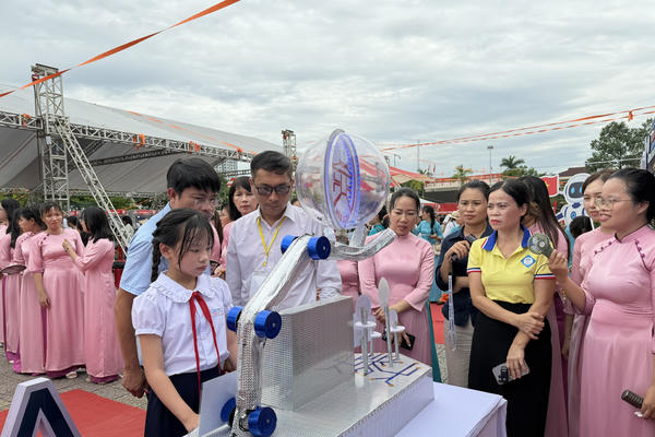 Đà Nẵng: Học sinh trải nghiệm “mùa hè số” với robot, STEM, AI