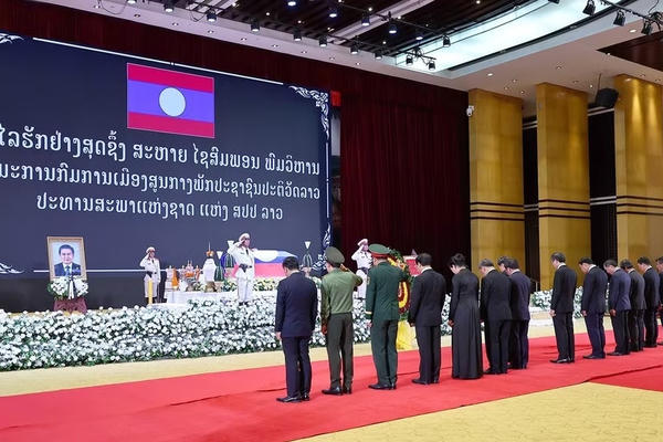 Chủ tịch Quốc hội Trần Thanh Mẫn viếng Chủ tịch Quốc hội Lào Xaysomphone Phomvihane
