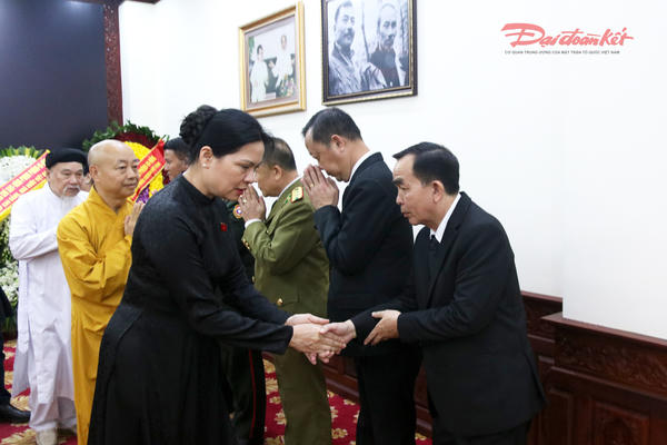 Phó Chủ tịch – Tổng Thư ký Hà Thị Nga viếng Chủ tịch Quốc hội Lào Saysomphone Phomvihane
