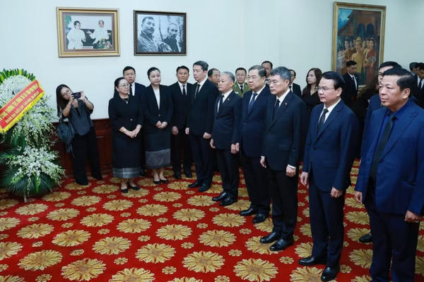 Lãnh đạo Đảng, Nhà nước viếng Chủ tịch Quốc hội Lào Xaysomphone Phomvihane