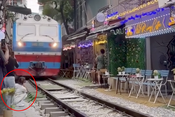 Hà Nội: Xác minh clip cô gái ngồi sát đường ray, điện thoại bị tàu hất văng