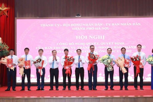 Hà Nội công bố quyết định bổ nhiệm, chỉ định chức vụ mới về cán bộ lãnh đạo sở, ngành, xã, phường