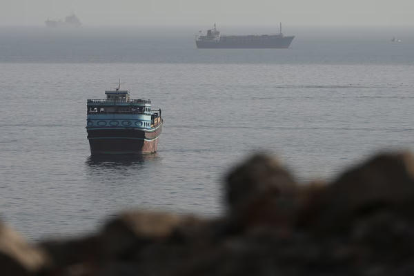 Hy vọng mở lại eo biển Hormuz mờ dần trước yêu cầu bồi thường từ Mỹ