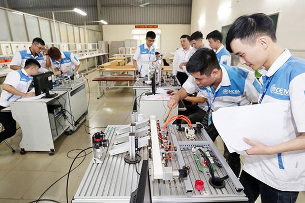 Học sinh trung học nghề sẽ học 10 môn kiến thức chương trình THPT