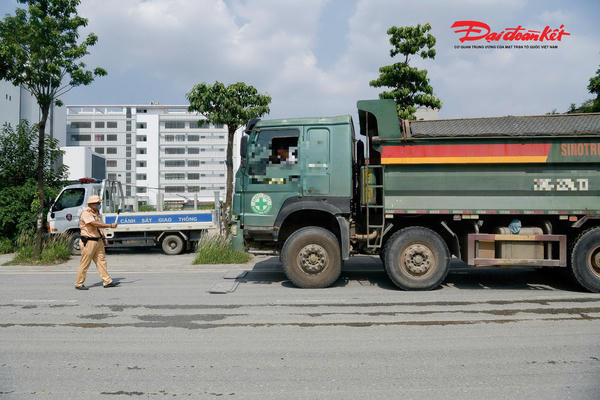 CSGT “bám tuyến” kiểm soát xe tải tại khu vực nhiều công trình trọng điểm