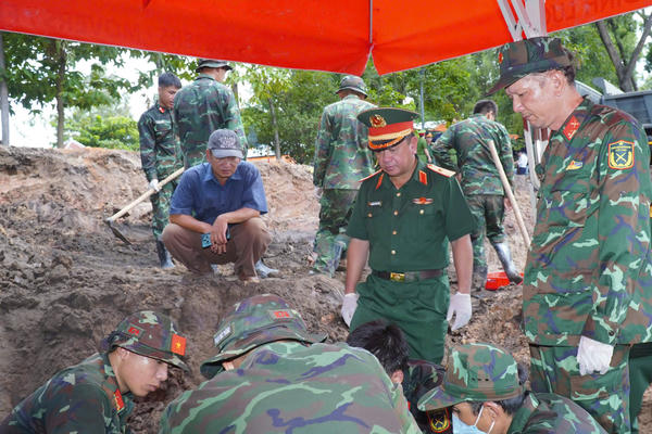 Chính ủy Bộ Tư lệnh TP Hồ Chí Minh chỉ đạo tìm kiếm hài cốt liệt sĩ tại Công viên lê Thị Riêng Chính ủy Bộ Tư lệnh TP Hồ Chí Minh chỉ đạo tìm kiếm hài cốt liệt sĩ tại Công viên lê Thị Riêng