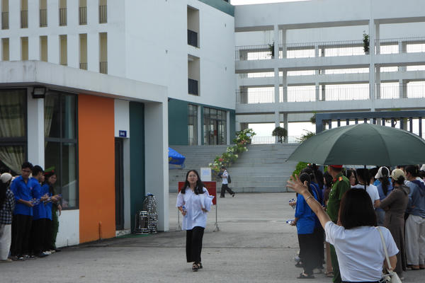 Ngày thi đầu tiên của kỳ thi lại tốt nghiệp THPT ở Tuyên Quang diễn ra nghiêm túc, an toàn Ngày thi đầu tiên của kỳ thi lại tốt nghiệp THPT ở Tuyên Quang diễn ra nghiêm túc, an toàn