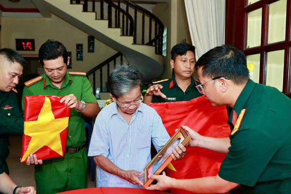 Xúc động khoảnh khắc thân nhân nhận di ảnh liệt sĩ