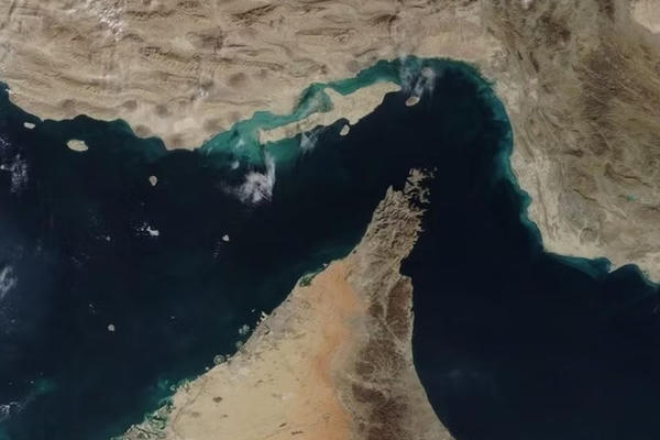 Hoạt động lưu thông qua eo biển Hormuz gần như đình trệ