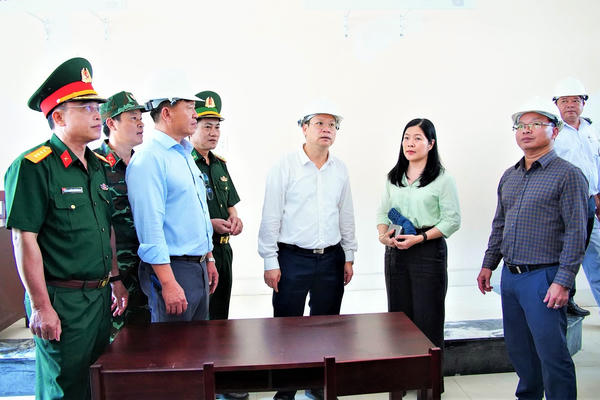 Chủ tịch UBND TP Đà Nẵng yêu cầu chăm lo từng bữa ăn cho học sinh nội trú vùng biên giới