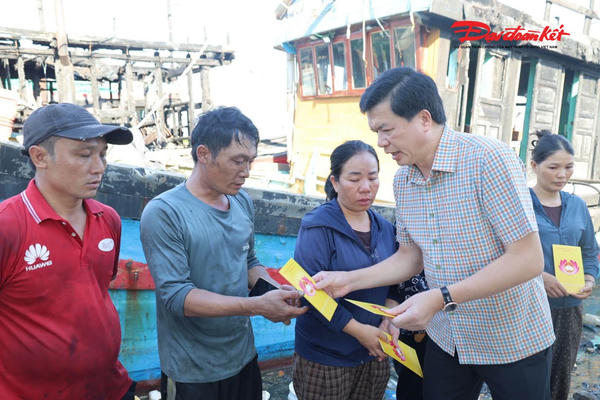 Nghệ An: Hỗ trợ 75 triệu đồng cho ngư dân có tàu cá bị cháy
