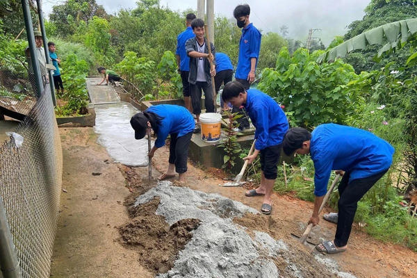 Thanh niên xung kích xây dựng nông thôn mới
