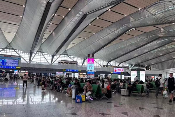 Đường sắt Trung Quốc lập kỷ lục, vận chuyển 2,8 tỷ lượt hành khách trong 7 tháng