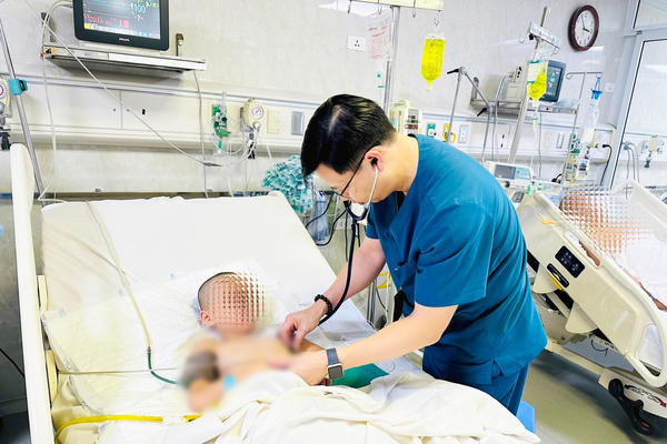 Cứu bé trai 6 tuổi bị cọc hàng rào xuyên thấu vùng bụng