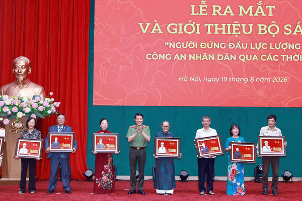 Ra mắt bộ sách về Người đứng đầu lực lượng Công an nhân dân qua các thời kỳ Ra mắt bộ sách về Người đứng đầu lực lượng Công an nhân dân qua các thời kỳ