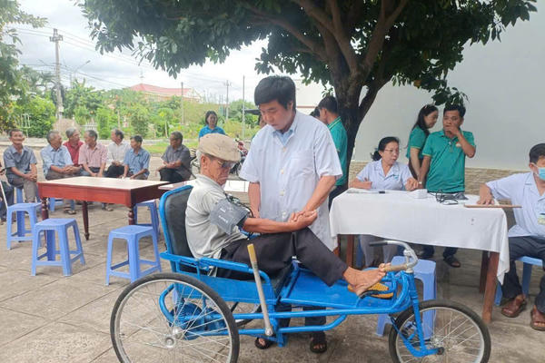 Mặt trận tỉnh Gia Lai kiểm tra việc sử dụng Quỹ Cứu trợ tại phường Bồng Sơn