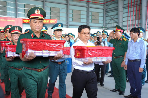 Xúc động lễ vận chuyển 7.104 mẫu hài cốt liệt sĩ từ TPHCM ra Hà Nội Xúc động lễ vận chuyển 7.104 mẫu hài cốt liệt sĩ từ TPHCM ra Hà Nội