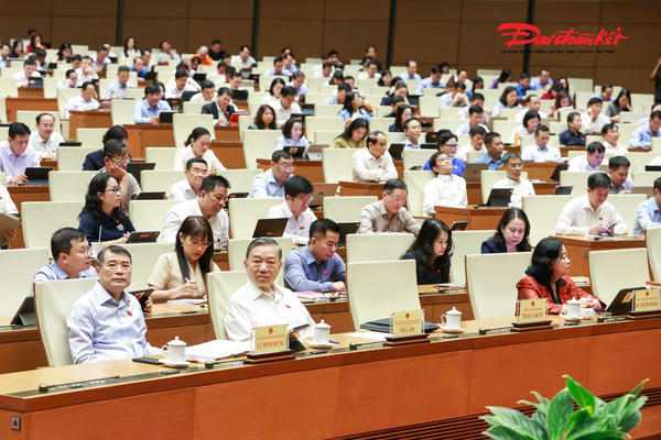 [Ảnh] Quốc hội thông qua Luật Dầu khí (sửa đổi), Luật Hải quan và Luật Phổ biến, giáo dục pháp luật (sửa đổi)