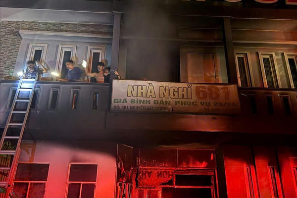 Đà Nẵng: Cứu 28 người mắc kẹt trong đám cháy ở nhà nghỉ