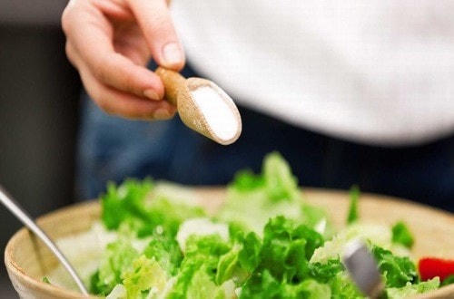 Cẩn trọng với “bẫy” muối trong bữa ăn