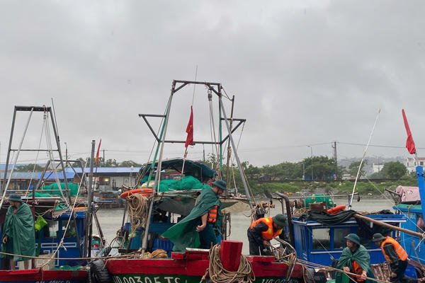 Hải Phòng: Bộ đội biên phòng xuyên đêm cùng nhân dân ứng phó bão số 4