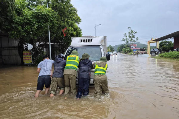 Bộ Xây dựng yêu cầu chủ động ứng phó mưa lũ sau bão số 4