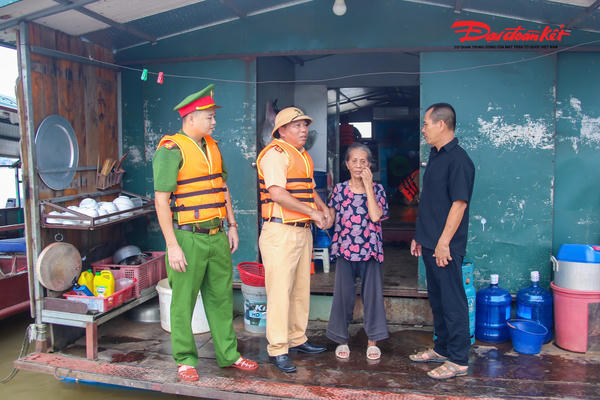 Cảnh sát đường thủy bám sát sông Hồng, hỗ trợ người dân trước mưa lũ
