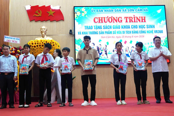 Đà Nẵng: Gần 68.000 bộ SGK và tham khảo đến với học sinh xã miền núi Sơn Cẩm Hà