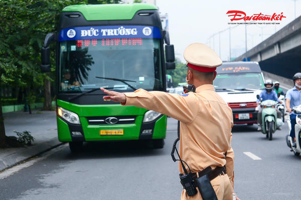 Hà Nội: CSGT tổng kiểm tra xe kinh doanh vận tải, phát hiện xe máy trên khoang chở khách