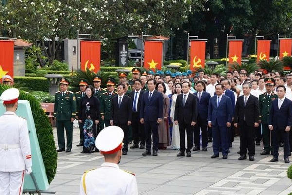 Lãnh đạo TP Hồ Chí Minh dâng hương tưởng niệm Chủ tịch Hồ Chí Minh, Chủ tịch Tôn Đức Thắng và các anh hùng liệt sĩ
