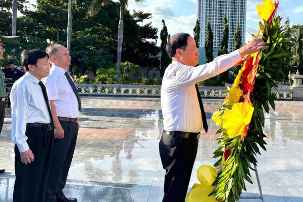 Gia Lai: Dâng hương, dâng hoa tưởng niệm Chủ tịch Hồ Chí Minh và các anh hùng liệt sĩ