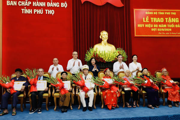 Chủ tịch Ủy ban Trung ương MTTQ Việt Nam Bùi Thị Minh Hoài trao tặng Huy hiệu 80 năm tuổi Đảng tại Phú Thọ