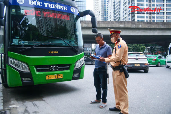 Ngày đầu tổng kiểm tra xe vận tải, CSGT Hà Nội kiểm soát chặt từng phương tiện