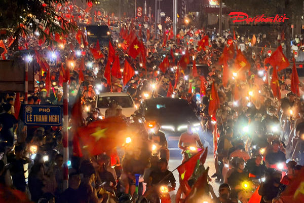 Việt Nam lên ngôi vô địch ASEAN Cup 2026: Cổ động viên Hà Nội 'đi bão' xuyên đêm