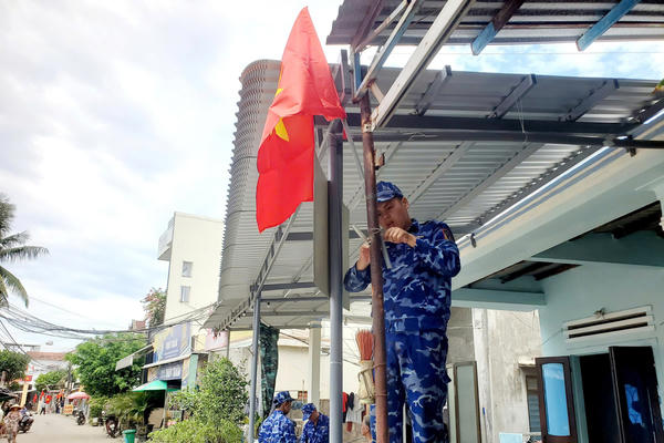 Đà Nẵng: Cảnh sát biển 2 cùng người dân thôn Sâm Linh dựng “Đường cờ Tổ quốc”