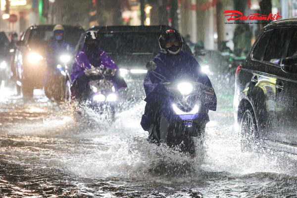Mưa đúng giờ tan tầm, nhiều tuyến đường Hà Nội bị dềnh nước